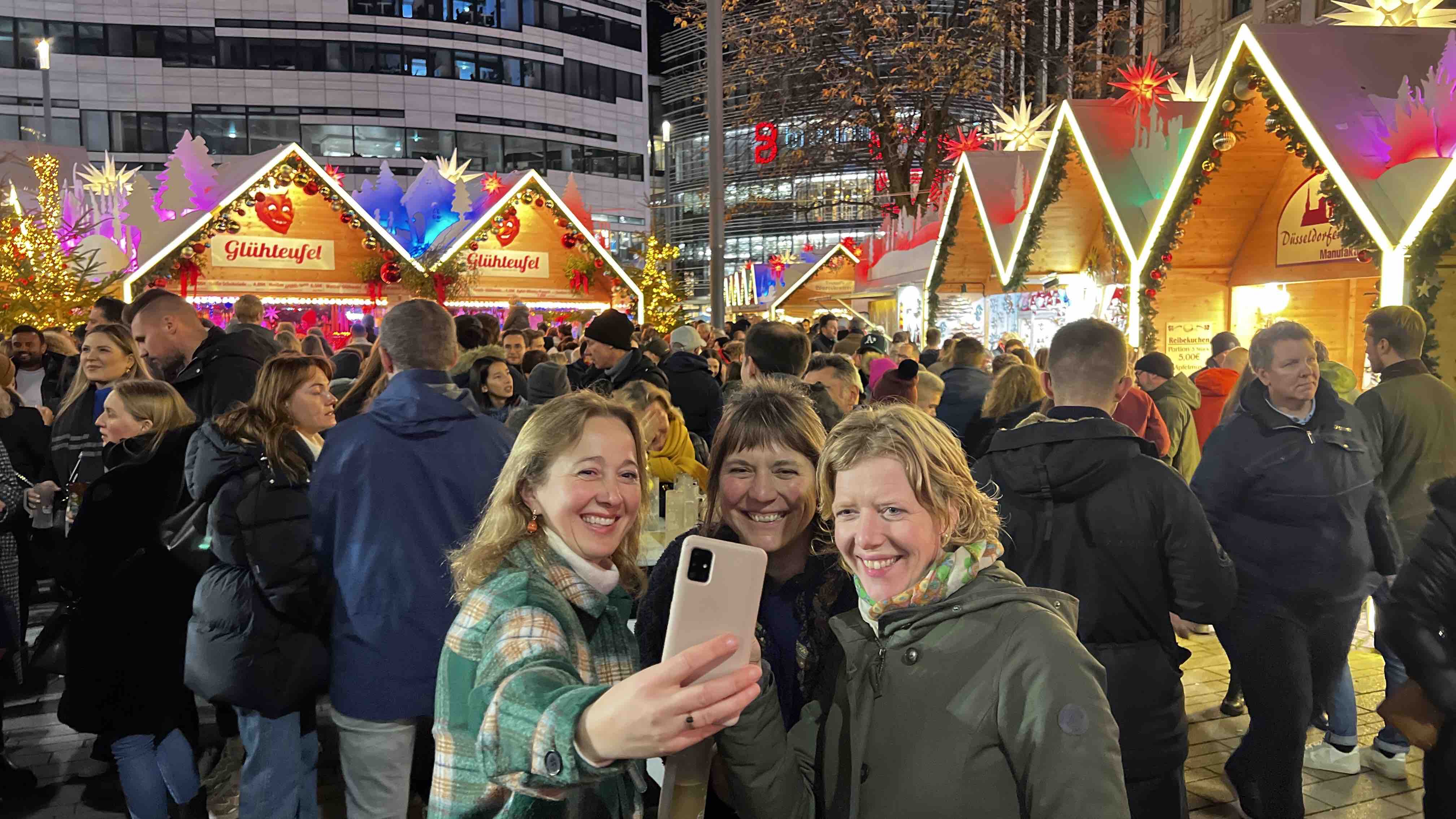 Auf dem Weihnachtsmarkt in Düsseldorf mit Freunden