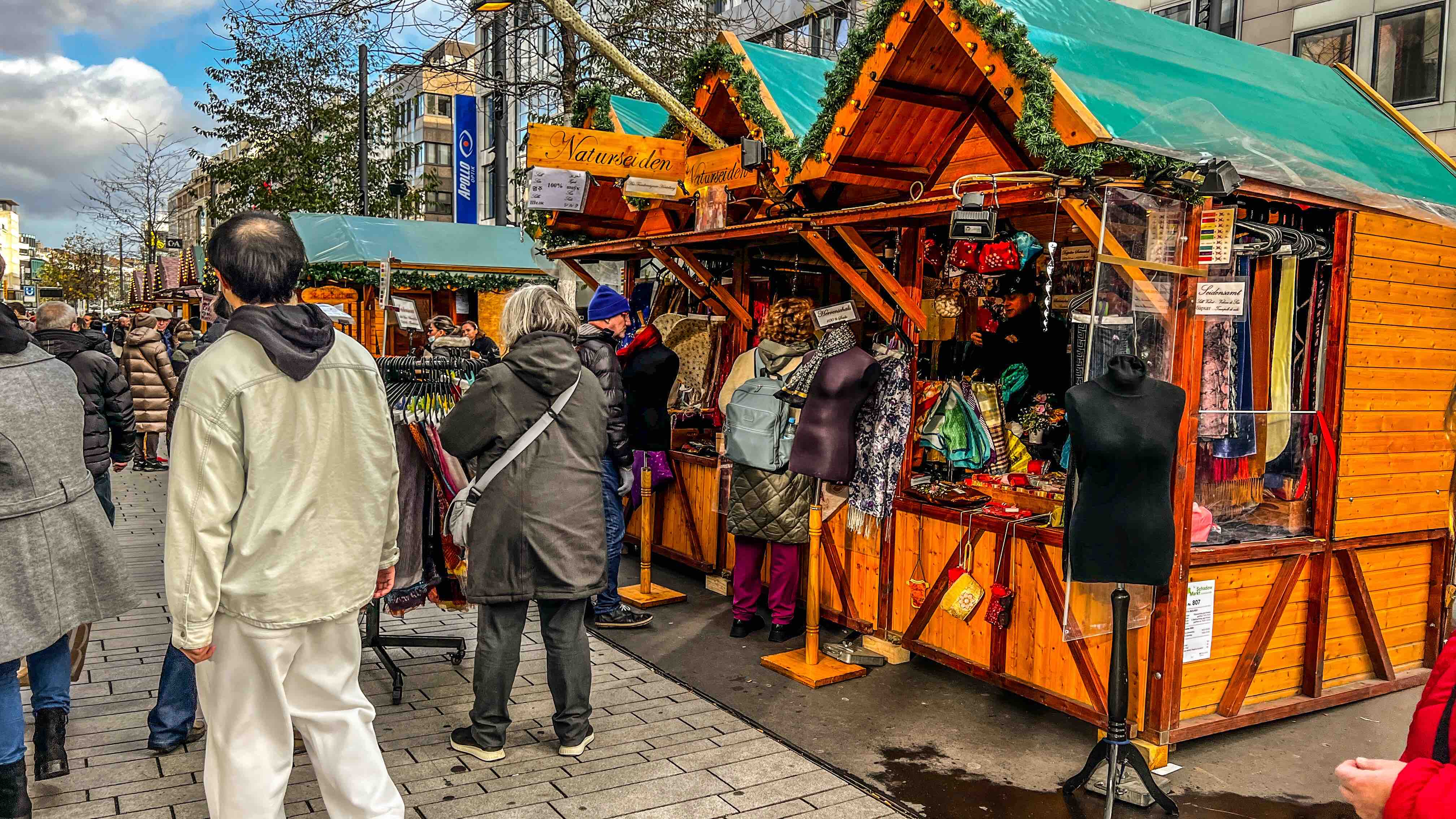 Weihnachtsmarkt auf der Schadowstraße in Düsseldorf
