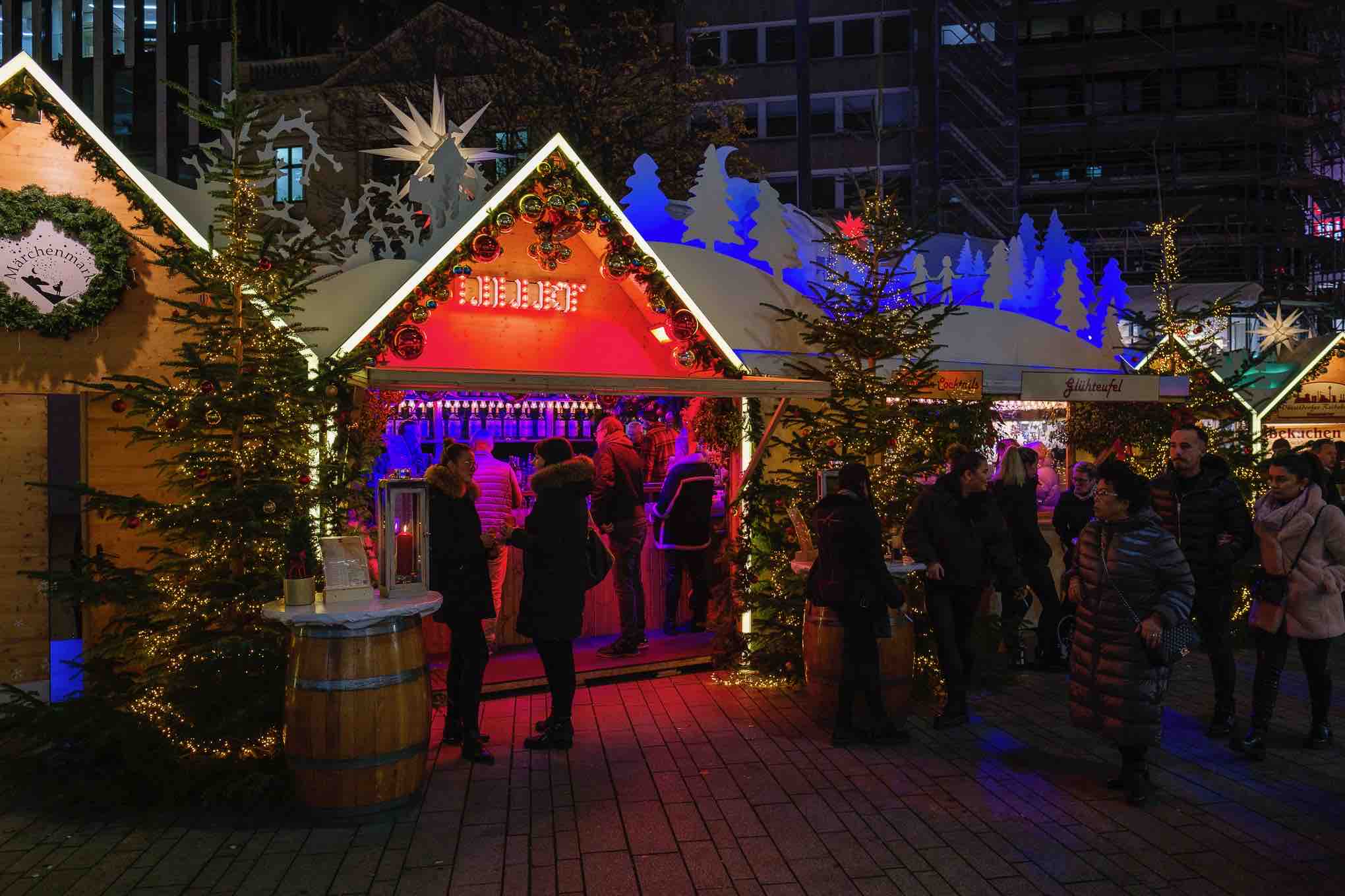 Weihnachtsmarkt auf dem Schadowplatz am Kö Bogen in Düsseldorf