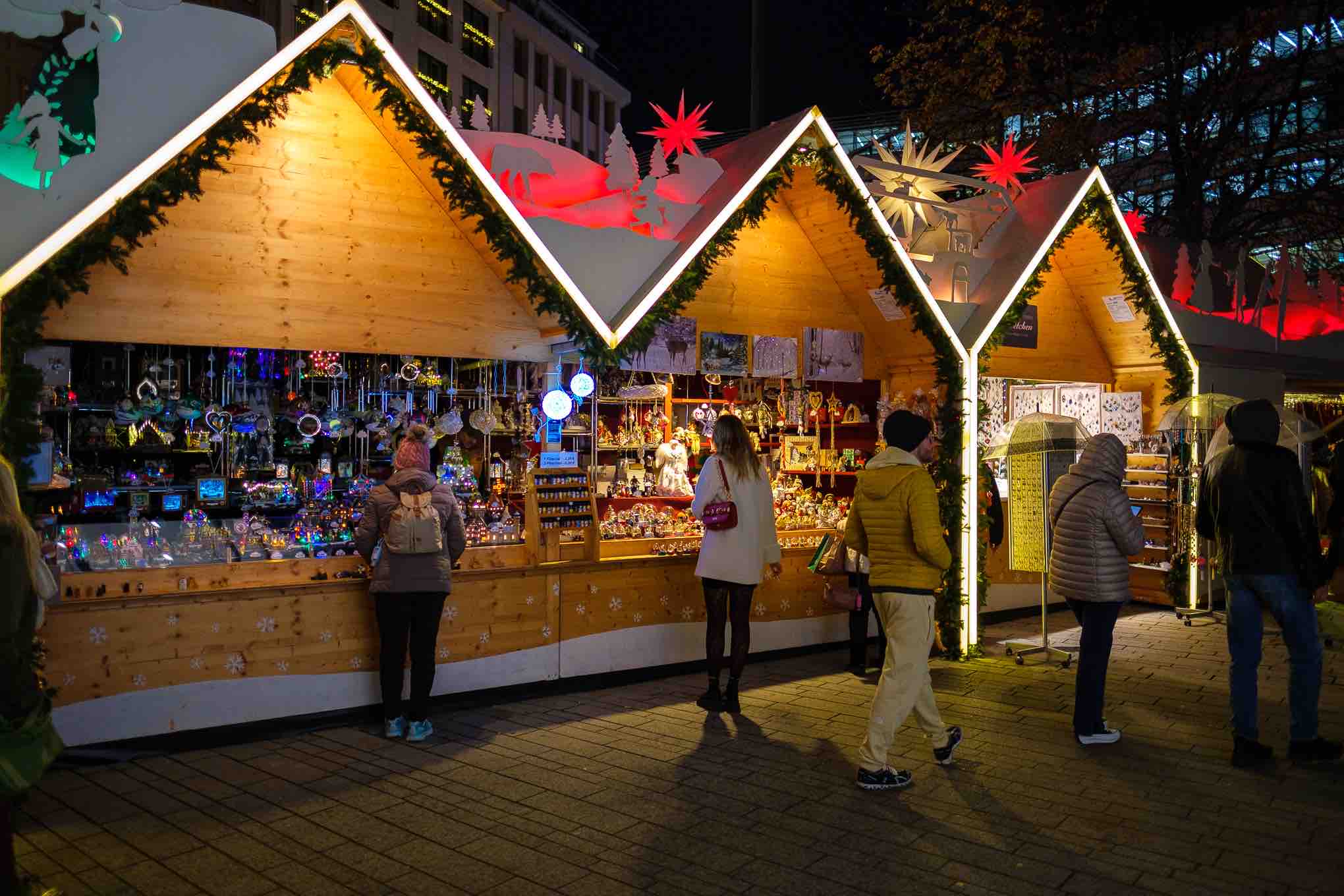 Weihnachtsmarkt auf dem Schadowplatz am Kö Bogen in Düsseldorf