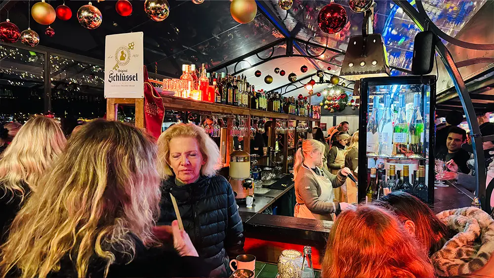 Wilder Hirsch – gesellige Atmosphäre und Gäste in vorweihnachtlicher Stimmung