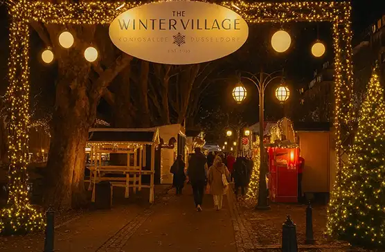 Weihnachtsmarkt auf der Königsallee Düsseldorf mit festlicher Beleuchtung