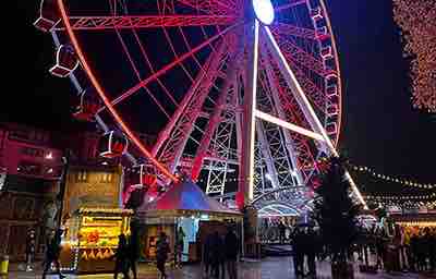 Weihnachtsmarkt auf dem Burgplatz Düsseldorf mit Riesenrad Wheel of Vision