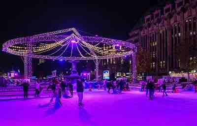 Eislauffläche und Weihnachtsmarkt auf dem Corneliusplatz Düsseldorf