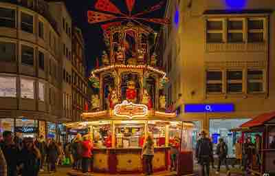 Weihnachtsmarkt auf der Flingerstraße Düsseldorf mit Glühweinpyramide