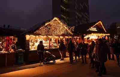Weihnachtsmarkt am KÖ-Bogen II Düsseldorf auf dem Gustav-Gründgens-Platz