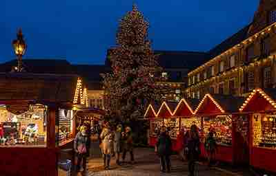 Weihnachtsmarkt vor dem Rathaus Düsseldorf mit Handwerkermarkt und Weihnachtsbaum