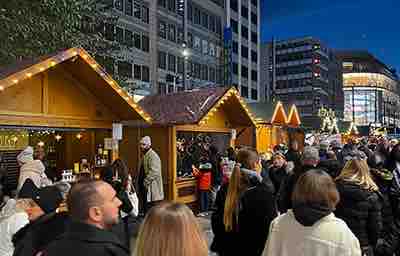 Weihnachtsmarkt entlang der Schadowstraße in Düsseldorf mit festlicher Beleuchtung