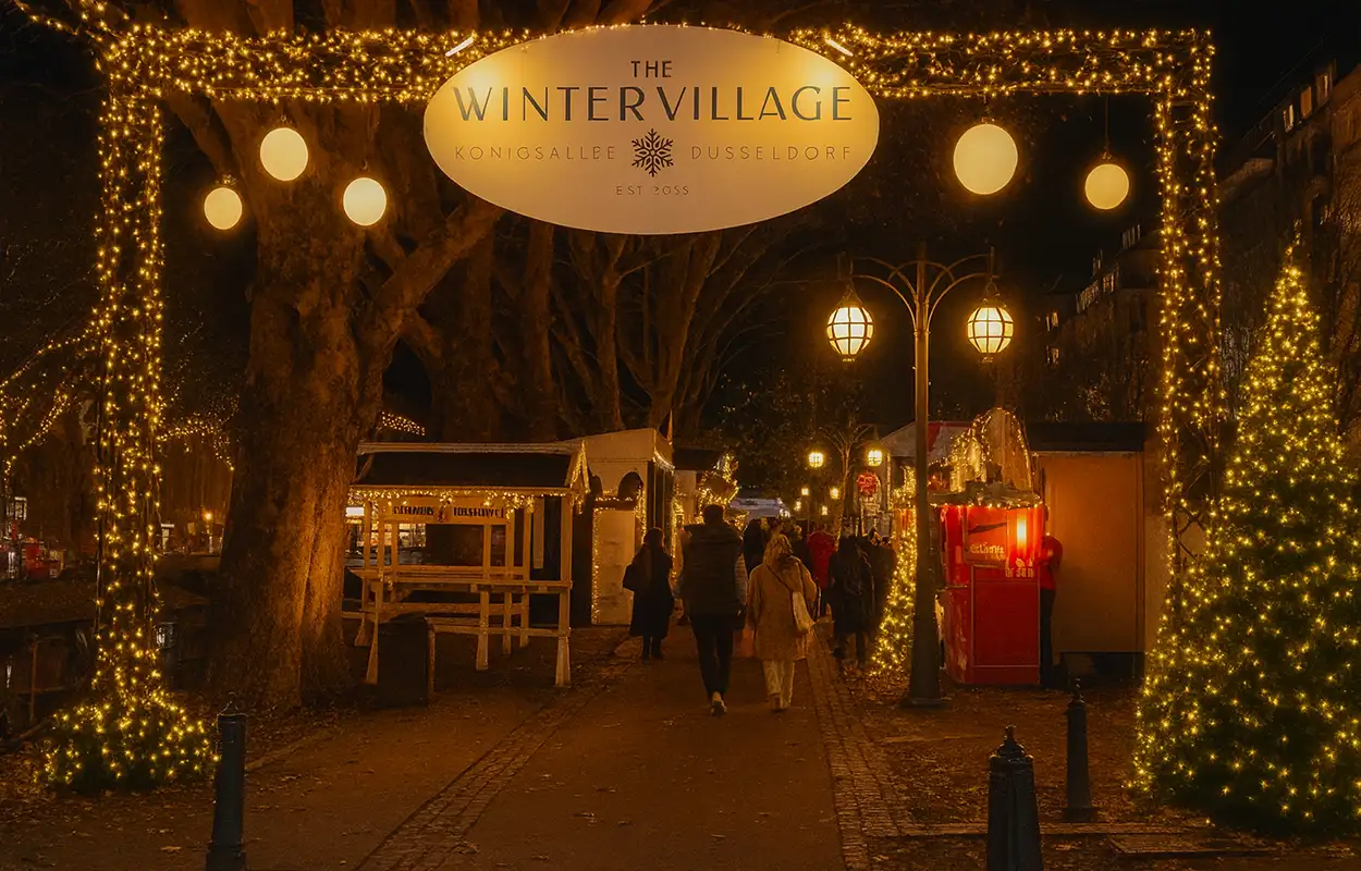 The Winter Village – Weihnachtsmarkt auf der Königsallee Düsseldorf mit Lichtern und Glühwein