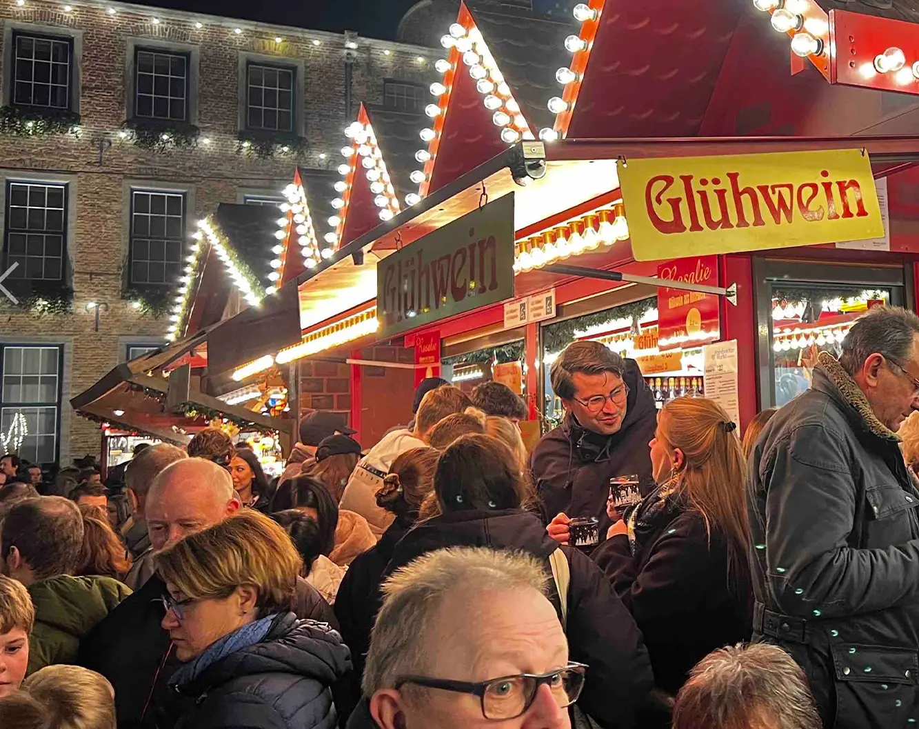 Beliebter Glühwein-Stand auf dem Düsseldorfer Weihnachtsmarkt